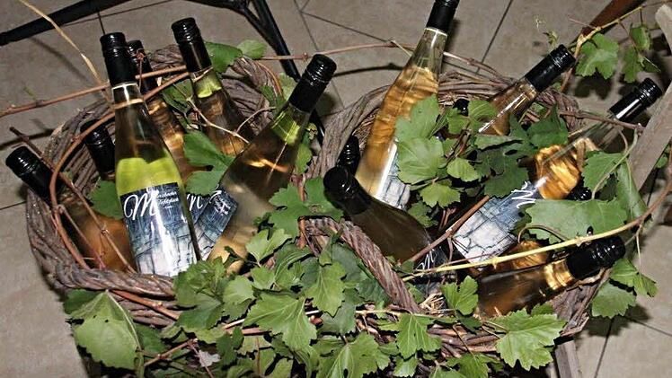 Auf einem kleinen Ziehwagen wurden erste Flaschen des "Merzbacher Tafelglück" präsentiert. Foto: Helmut Will