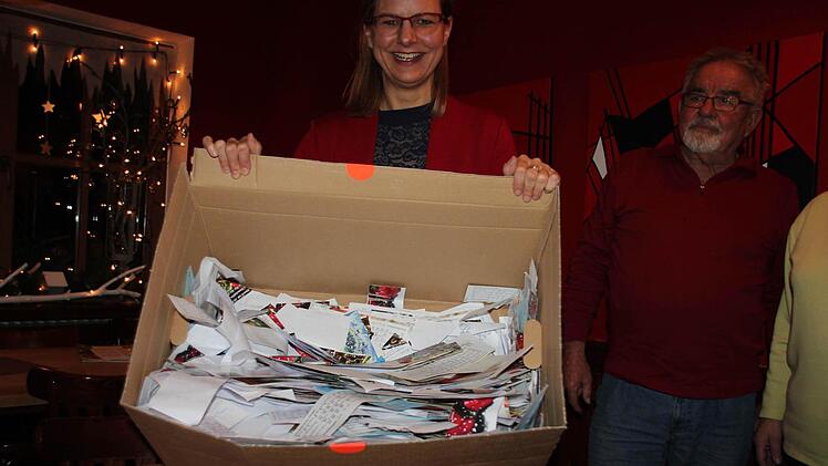 Nicht ein Sack, sondern einen Karton voll von Lösungsabschnitten präsentierte Christina Seebach-Künzel zu Beginn der Ziehung der Gewinner.  Foto: Ralf Kestel