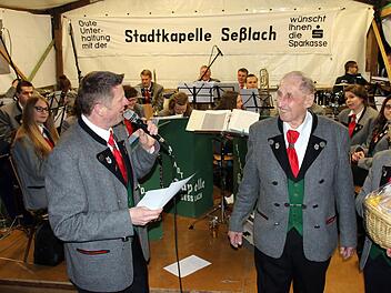 Dirigent Michael Bauer (links) und die Vorsitzende der Stadtkapelle Seßlach, Sandra Hildebrand, ehren Alfred Gagel für sein Mitwirken in der Kapelle seit 65 Jahren. Foto: Bettina Knauth