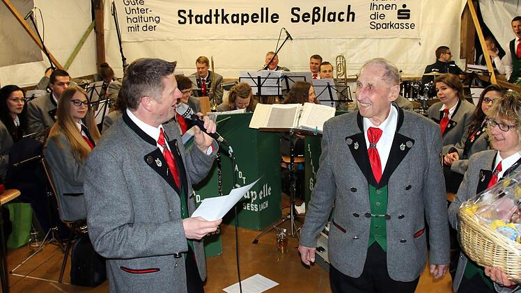 Dirigent Michael Bauer (links) und die Vorsitzende der Stadtkapelle Seßlach, Sandra Hildebrand, ehren Alfred Gagel für sein Mitwirken in der Kapelle seit 65 Jahren. Foto: Bettina Knauth