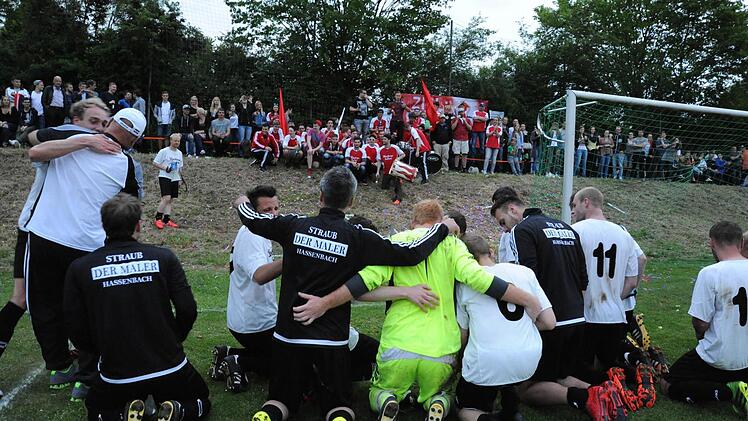 Der TSV Oberthulba feiert mit seinen Fans den Klassenerhalt. Foto: Hopf