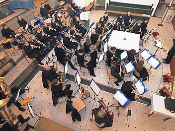Das Proben hat sich gelohnt: Die Adelsdorfer Musikanten zeigten ein starkes Weihnachtskonzerts in der St. Stephanuskirche.  Foto: Richard Müller