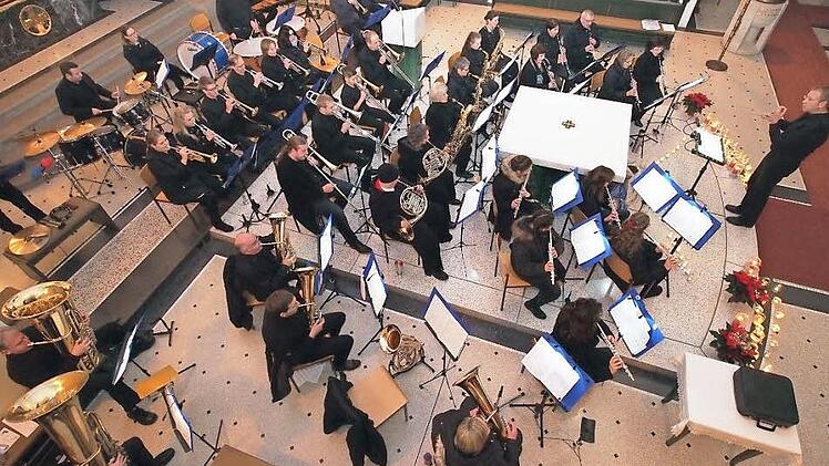 Das Proben hat sich gelohnt: Die Adelsdorfer Musikanten zeigten ein starkes Weihnachtskonzerts in der St. Stephanuskirche.  Foto: Richard Müller