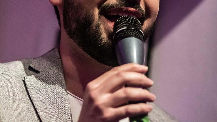 Jonathan Zelter begeisterte seine Zuhörer mit geradlinigen Schlagern aus der eigenen Feder. Foto: Jochen Berger