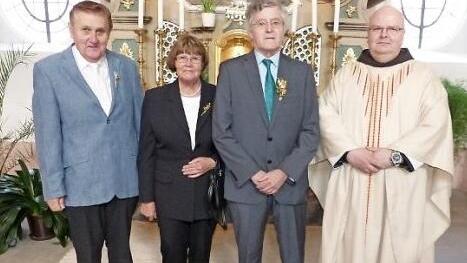 Drei Katholiken durften ihre diamantene Kommunion begehen. Im Bild (von links) Waldemar Hebda, Maria Höhn und Jürgen Schott mit Pater Silvester.