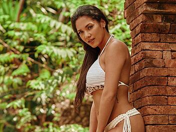 Pam, eine Kandidatin aus Nürnberg, hofft in Thailand  zum zweiten Mal auf eine Rose. Foto: MG RTL D / Arya Shirazi