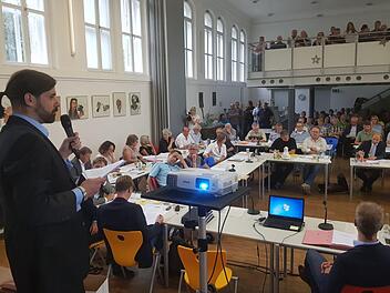 Nicht nur der Stadtrat, sondern auch rund hundert Bürger waren gespannt auf den Bericht von Sebastian Körber .  Foto: Ekkehard Roepert