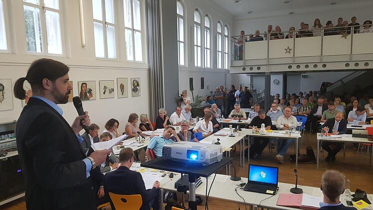 Nicht nur der Stadtrat, sondern auch rund hundert Bürger waren gespannt auf den Bericht von Sebastian Körber .  Foto: Ekkehard Roepert