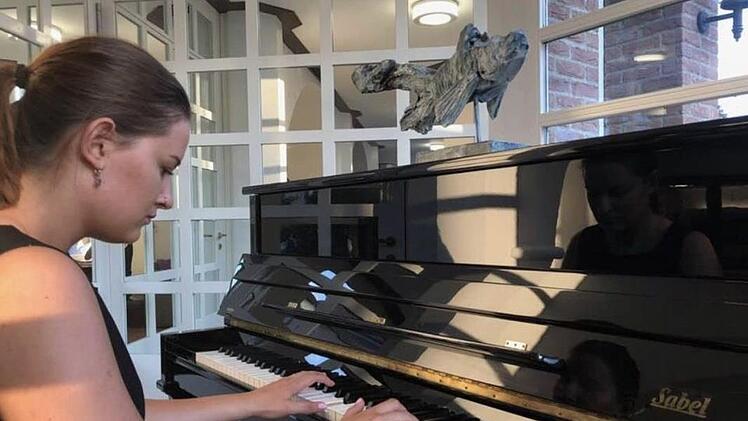 Tochter Paula am Klavier