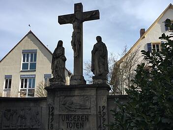 Das ist nun vorbei: In dieser Woche wird  das Ehrenmal am Hallstadter Marktplatz abgebaut. Foto: Anette Schreiber