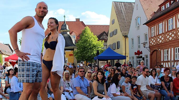 Mode für heiße Tage wurde bei der Modenschau gerne bewundert.  Fotos: Evi Seeger