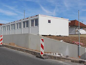 Die Container sind mit den bestehenden Gebäuden (im Hintergrund) direkt verbunden.    Foto: Evi Seeger