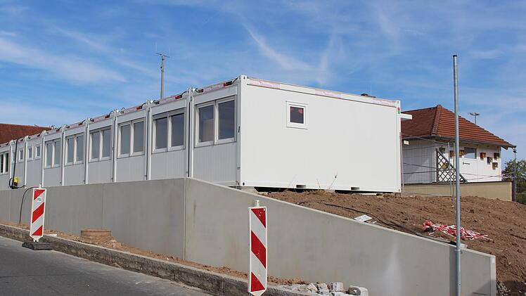 Die Container sind mit den bestehenden Gebäuden (im Hintergrund) direkt verbunden.    Foto: Evi Seeger