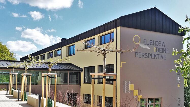Die Mittelschule Burkardroth und ihr neues Motto "Wechsle deine Perspektive". Foto: Sigismund von Dobschütz