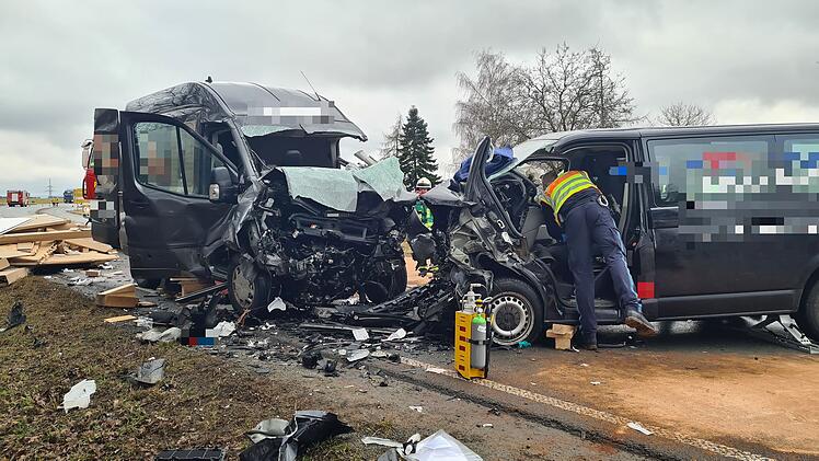 Mehrere Verletzte bei Zusammensto&szlig; auf B22