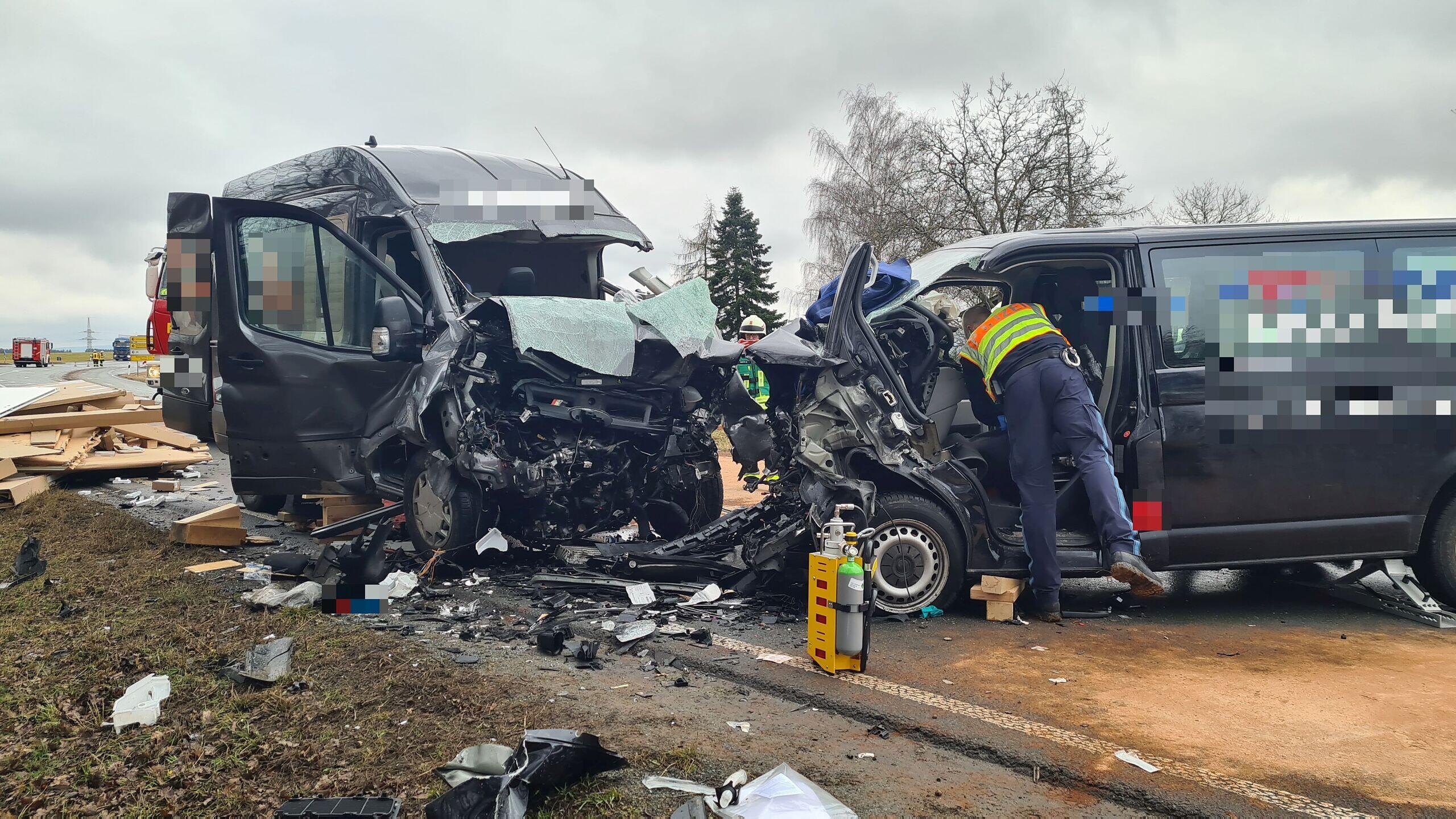 b22-in-lettenhof-zwei-schwerverletzte-nach-frontalcrash