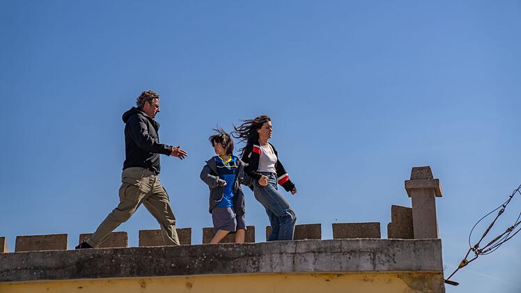 &Uuml;ber den D&auml;chern von Lissabon: Tom (Hans Sigl) m&ouml;chte Sophia (Hana Sofia Lopes) und ihren Sohn Noa (Santiago Andr&eacute;) in Sicherheit bringen.