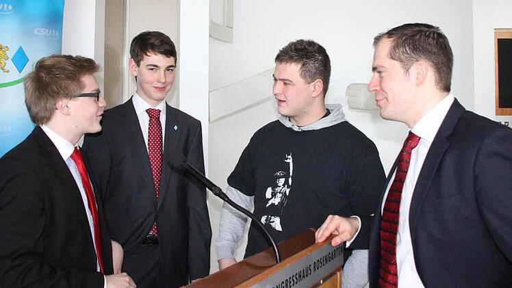 Rote Krawatten beim Parteinachwuchs? "Wir sind alle Steinbrück-Fans", witzelte Maximilian Forkel (links).