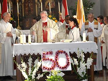 Pfarrer Josef Hauck (Zweiter von links), zelebrierte die Messe zu seinem 50. Priesterjubiläum. Foto: Gerhard Schmidt