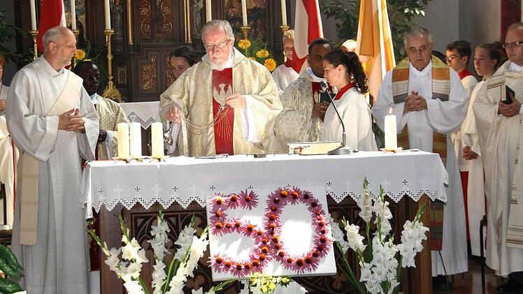 Pfarrer Josef Hauck (Zweiter von links), zelebrierte die Messe zu seinem 50. Priesterjubiläum. Foto: Gerhard Schmidt