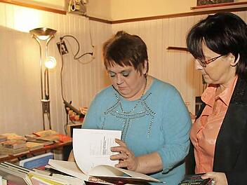 Schriftstellerin Gaby Barg und Vermieterin Hildegard Häußinger stöbern auch selbst in dem Riesen-Angebot an gebrauchten Büchern. Der gesamte Erlös geht an "Pro Namibia". Foto: Sonja Adam