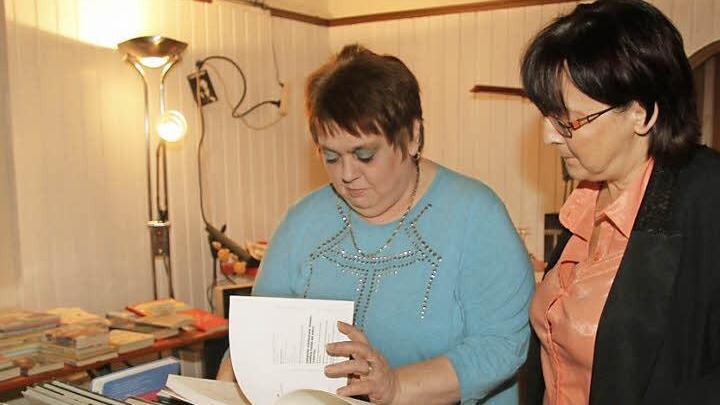 Schriftstellerin Gaby Barg und Vermieterin Hildegard Häußinger stöbern auch selbst in dem Riesen-Angebot an gebrauchten Büchern. Der gesamte Erlös geht an "Pro Namibia". Foto: Sonja Adam