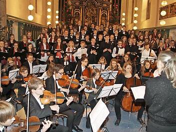 Mit einzigartigem Volumen intonierten Chor und Orchester des Markgraf-Georg-Friedrich-Gymnasiums das Gloria D-Dur von Antonio Vivaldi - zu Lebzeiten des Komponisten waren die kirchemusikalischen Werke eher von untergeordneter Bedeutung. Fotos: Sonja Adam