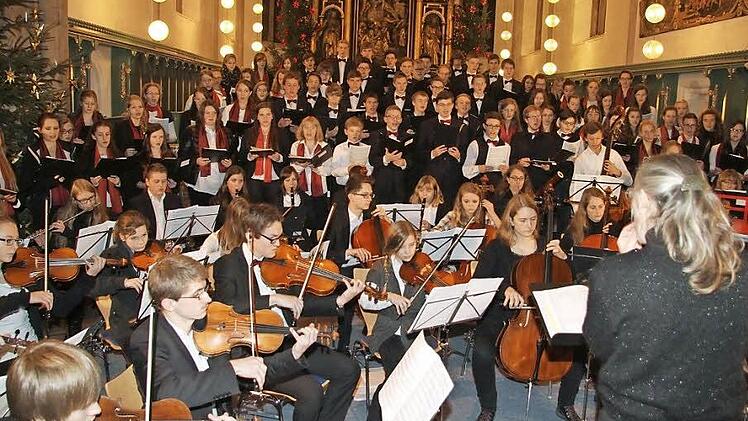 Mit einzigartigem Volumen intonierten Chor und Orchester des Markgraf-Georg-Friedrich-Gymnasiums das Gloria D-Dur von Antonio Vivaldi - zu Lebzeiten des Komponisten waren die kirchemusikalischen Werke eher von untergeordneter Bedeutung. Fotos: Sonja Adam