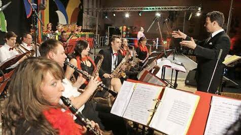 Dirigent Christian Lang und seine "Güßband" vom Musikverein Breitengüßbach lieferten den Soundtrack für die Gaudi. Foto: Barbara Herbst