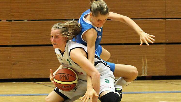 Jessica Miller (l.) geht auf dem Spielfeld keiner Verantwortung und keiner Kampfsituation aus dem Weg. Foto: sportpress