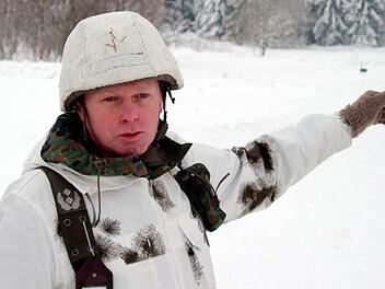 Perfekte Tarnung im Schnee: Auf dem Truppenübungsplatz Wildflecken finden regelmäßig groß angelegte Übungen - oft auch mit internationaler Beteiligung - statt. Foto: Ralf Ruppert