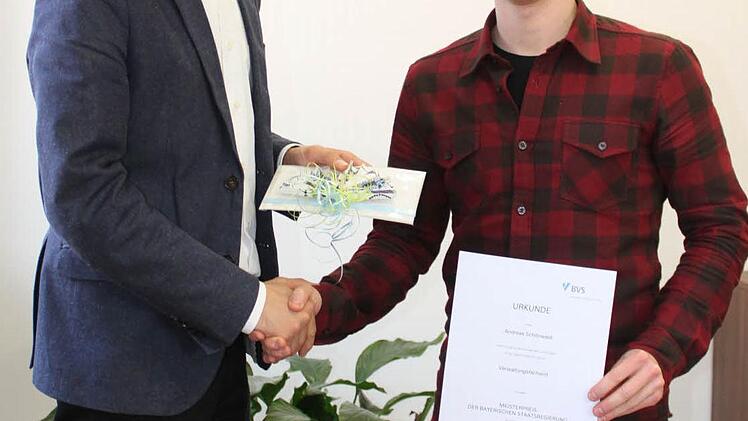 Bürgermeister Andreas Hügerich (links) gratulierte Andreas Schönwald zur erfolgreich absolvierten beruflichen Weiterbildung zum Verwaltungsfachwirt, überreichte die Urkunde zum Meisterpreis der Bayerischen Staatsregierung und ein Geschenk. Foto: Popp