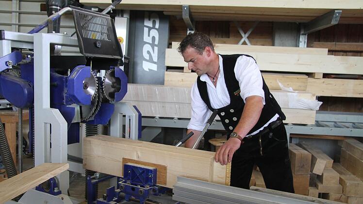 Michael Lauterbach an seiner Zapfensäge. Foto: Sonja Adam