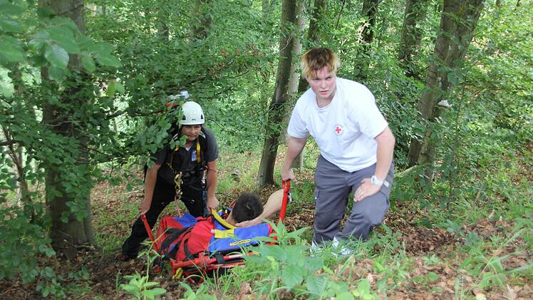 Nadja Müller und Ralf Schmidt mit dem Verletzten kurz vor Erreichen des Waldwegs  Foto: Friedwald Schedel