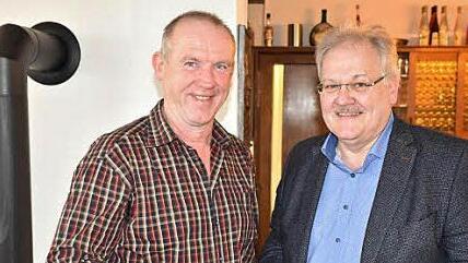 1510,5 freiwillige Arbeitsstunden hat Herbert Sinner (links) für die Schlossberggemeinde geleistet. Dafür wurde er von der Stadt durch Bürgermeister Claus Bittenbrünn mit einer Goldmünze geehrt.  Fotos: sn