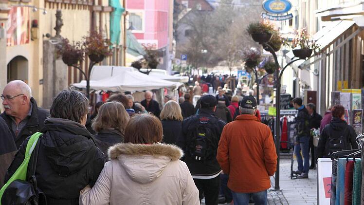 Gedränge wie zum Stadtfest gab es in der unteren Ludwigstraße beim Frühlingsmarkt in Bad Brückenau. Fotos: Thomas Dill