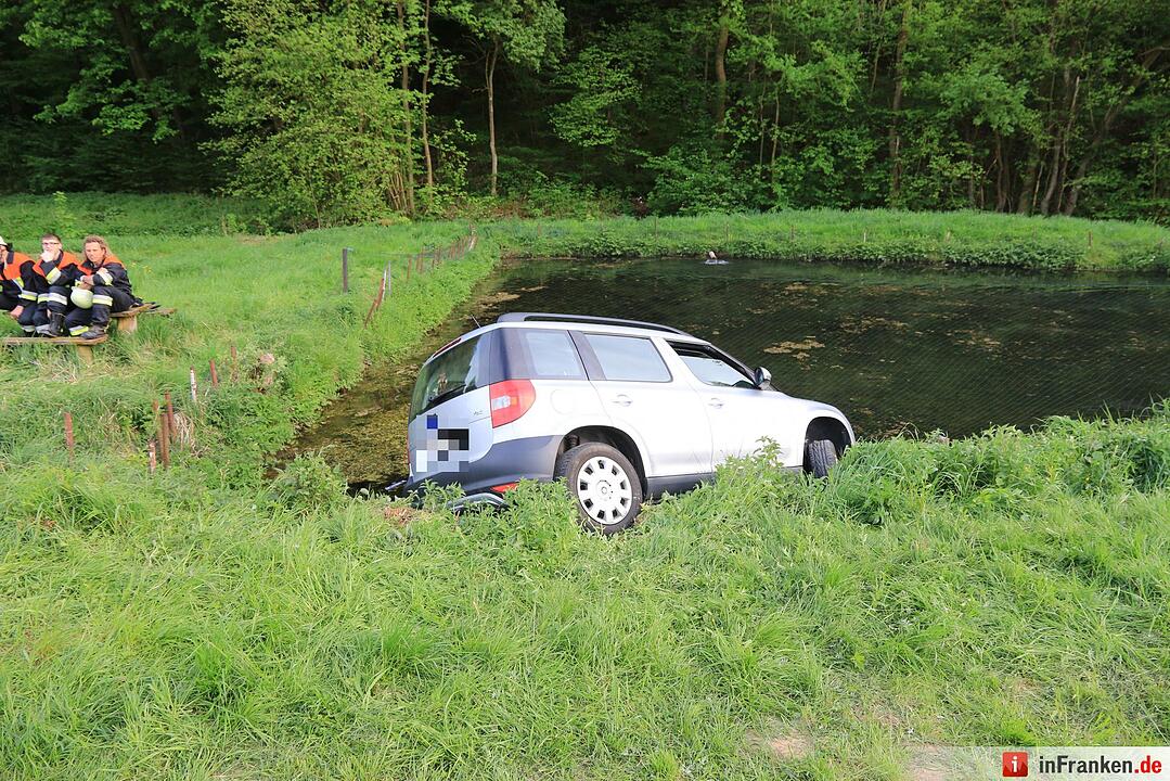 Auto stürzt bei Wannbach in Forellenteich
