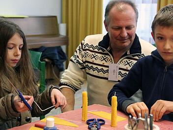 Kleine Weihnachtsgeschenke entstanden im Jugendraum unter der Anleitung von Günter Hennig und Simon Croner. Foto: Joachim Wegner