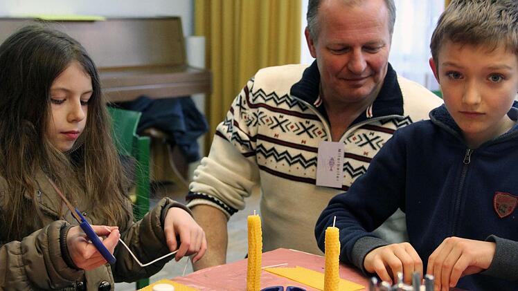 Kleine Weihnachtsgeschenke entstanden im Jugendraum unter der Anleitung von Günter Hennig und Simon Croner. Foto: Joachim Wegner
