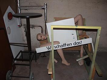 Der Requisiten-Raum im Keller des Kolpingshauses drückt symbolisch den gescheiterten Umbau in eine Kulturhalle aus. Foto: Ekkehard Roepert