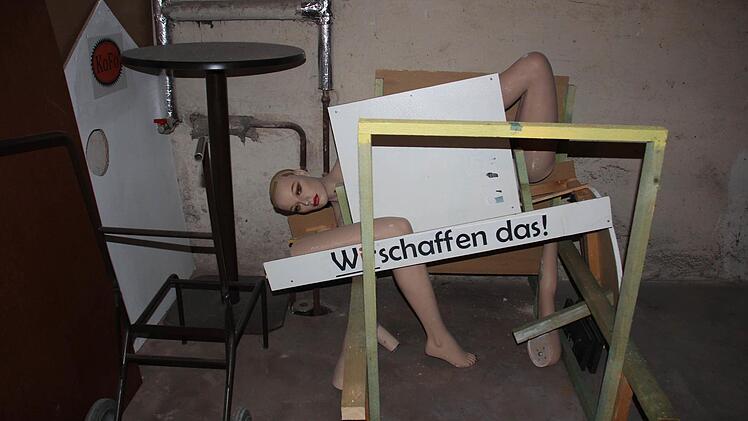 Der Requisiten-Raum im Keller des Kolpingshauses drückt symbolisch den gescheiterten Umbau in eine Kulturhalle aus. Foto: Ekkehard Roepert