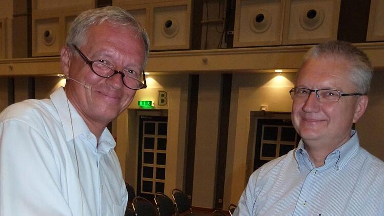 Klaus Reuther (rechts) begrüßt seinen Bruder und Buchautor Gerd Reuther. Foto: Werner Reißaus