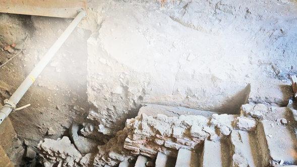 Das Archivbild zeigt die Stufen der Mikwe, die in das rituelle Tauchbecken führen. Inzwischen ist die Mikwe mit Kies verfüllt, damit sie bei den laufenden Tiefbauarbeiten keinen Schaden nimmt. Foto: Sparkasse Bamberg