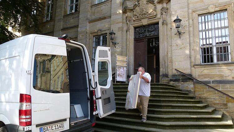 Harald Jäger holte die Schütze-Werke aus ihrem Zwischendepot Diözesanmuseum für den Transport nach Ludwag.
