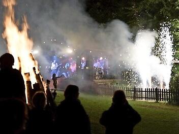 Ein brennendes Holzfeuer mitten auf dem Festplatz, die Bühne für die Band und dann auch noch der funkensprühende "Wasserfall": Eine Nacht auf dem "Tivoli" in Holzhausen hat einiges zu bieten. Wer will da noch in den Urlaub fahren? Fotos: Gerold Snater