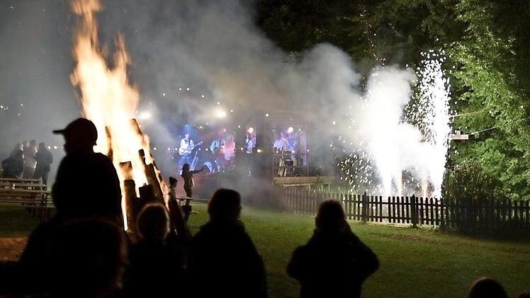 Ein brennendes Holzfeuer mitten auf dem Festplatz, die Bühne für die Band und dann auch noch der funkensprühende "Wasserfall": Eine Nacht auf dem "Tivoli" in Holzhausen hat einiges zu bieten. Wer will da noch in den Urlaub fahren? Fotos: Gerold Snater
