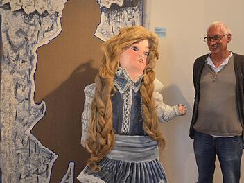 "Aus dem Rahmen gefallen" heißt die Arbeit der deutschen Künstlerin Petra Krischke, die symbolisch für die diesjährige Sonderausstellung des Museums der Deutschen Spielzeugindustrie während des Festivals stehen kann, wie Museumsleiter Udo Leidner-Haber findet.Rainer Lutz