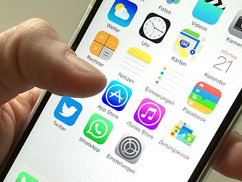 WhatsApp stand lange Zeit an der Spitze der Downloadcharts. Dies änderte sich kurzfristig, als eine Dating-App, mit Hilfe einer Abofalle, den Messenger verdrängt. Foto: Alex heinl, dpa