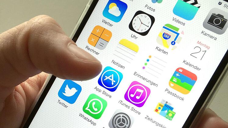 WhatsApp stand lange Zeit an der Spitze der Downloadcharts. Dies änderte sich kurzfristig, als eine Dating-App, mit Hilfe einer Abofalle, den Messenger verdrängt. Foto: Alex heinl, dpa