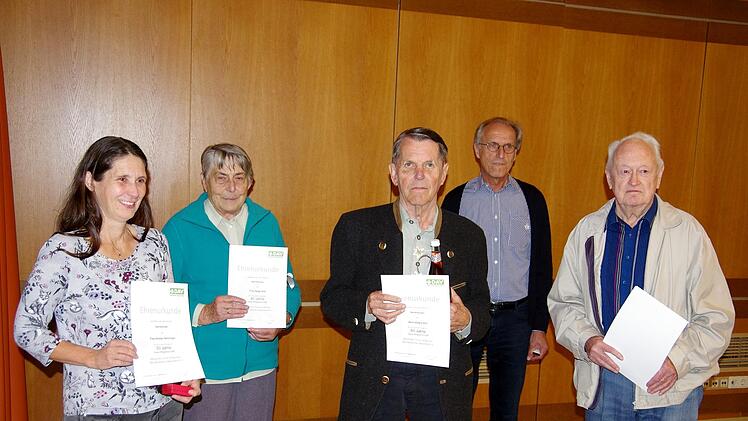 Artur Zoll (zweiter von rechts) gratulierte Kirsten Denninger (von links, 40 Jahre), Helga Gräf (50 Jahre), Edwin Zoll (60 Jahre) und Erich Hartmann (40 Jahre) zur Vereinstreue.  Foto: Klaus Werner
